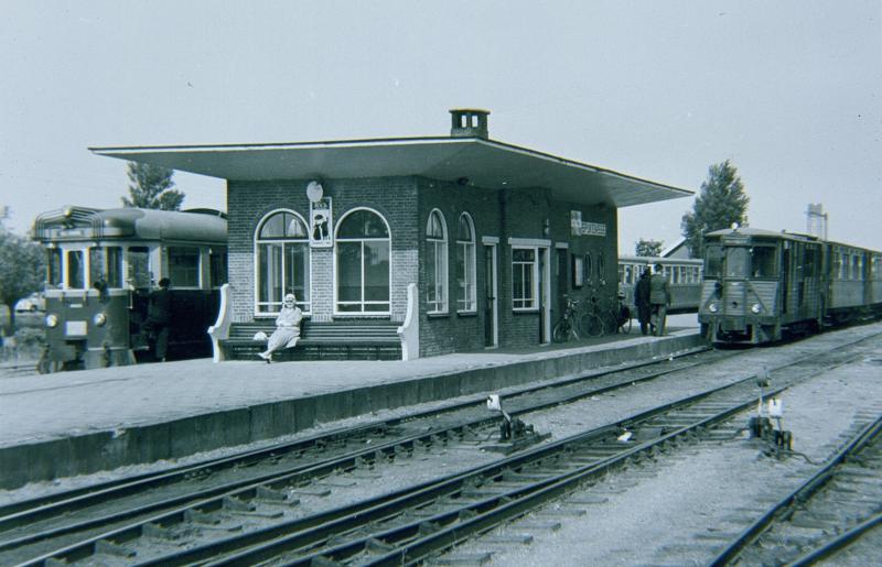 Het belangrijkste station onderweg was Spijkenisse, waar de lijn zich splitste in de takken naar Hellevoetsluis en Oostvoorne. Er was een ruim midden­perron, waar men van de ene naar de andere tram kon overstappen.Links staat de tram naar Oostvoorne klaar, rechts die naar Hellevoetsluis.
