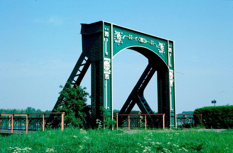 Kort na Hoogvliet passeerde de tram de brug over de Oude Maas. Deze brug is verdwenen, maar op de beide oevers staan als herinnering aan de oude brug nog de toegangsportalen van deze brug. Foto: F. Stuurman, 9 mei 1998.