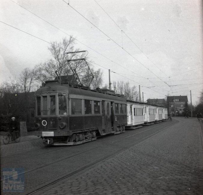 Ook op dezelfde dag keert de A512 terug van de fabriek met dichtgemaakte rijtuigen. De firma Beijnes werkte wel snel, maar binnen een dag de open aanhangers te transformeren tot gesloten exemplaren was toch iets te veel gevraagd. Het betreft hier dan ook vier andere rijtuigen, die al eerder via dezelfde route naar Haarlem waren vervoerd. Het zijn de 563, 559, 558 en 560. In totaal werden zestien rijtuigen (550-565) door Beijnes onder handen genomen, hetgeen meerdere transporten v.v. heeft betekend. De locatie is de Heerenweg in Lisse, tussen Haarlem en Leiden. (J.A.Bonthuis; NVBS-fotonummer 109.509)