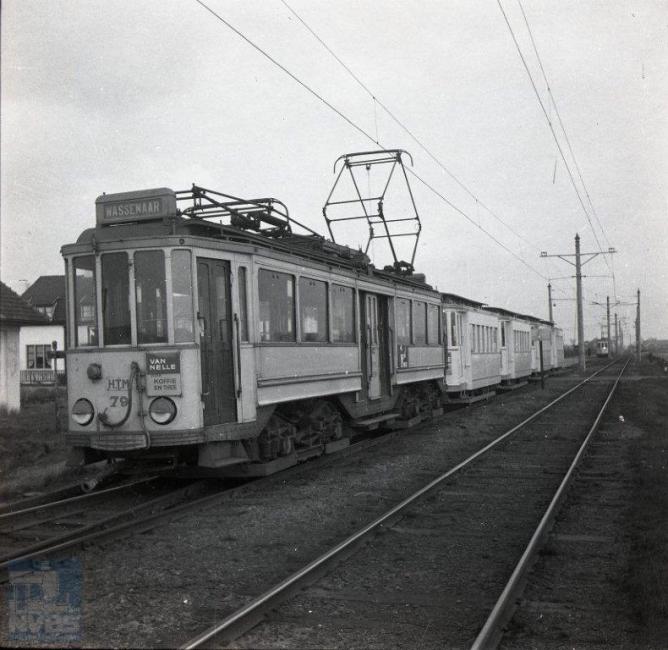 Tenslotte moet de HTM het stel weer terugbrengen naar Den Haag, hetgeen motorwagen 79 voor zijn rekening neemt. De richtingfilm toont ‘Wassenaar', de plaats waar de foto ook is gemaakt. Opvallend is dat deze gesloten 550-ers, het is op de foto niet zo duidelijk te zien, in eerste instantie aan de zijkanten geen rijtuignummers hebben gekregen. (J.A.Bonthuis; NVBS-fotonummer 109.515)