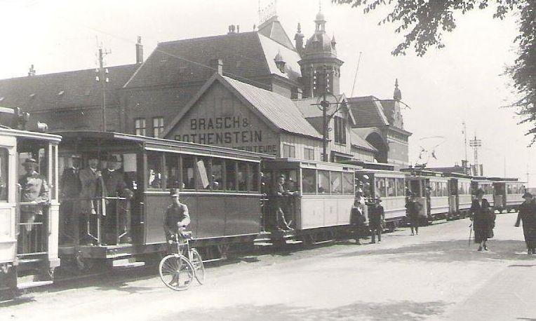 Een heel oud plaatje, uit augustus 1924. Maar ook toen al telde de ANWB een groot aantal leden. Voor hen werd eens per jaar de zogenaamde Bondsdag georganiseerd. In 1924 vond deze plaats te Vlissingen. De leden kwamen met de trein aan in het station en werden vervolgens over het stadstraject van de TVFM — Société anonyme des Tramways à Vapeur de Flessingue, Middelbourg et extensions — naar de stad vervoerd, waarschijnlijk naar een van de hotels aan de boulevard. Op de foto staan twee trams voor het station klaar, ieder met drie aanhangers, waarvan vele nog uit de stoomtijd stammen. Een politieagent met fiets houdt toezicht. (verzameling M. van Witsen; fotonummer NVBS 295.137)