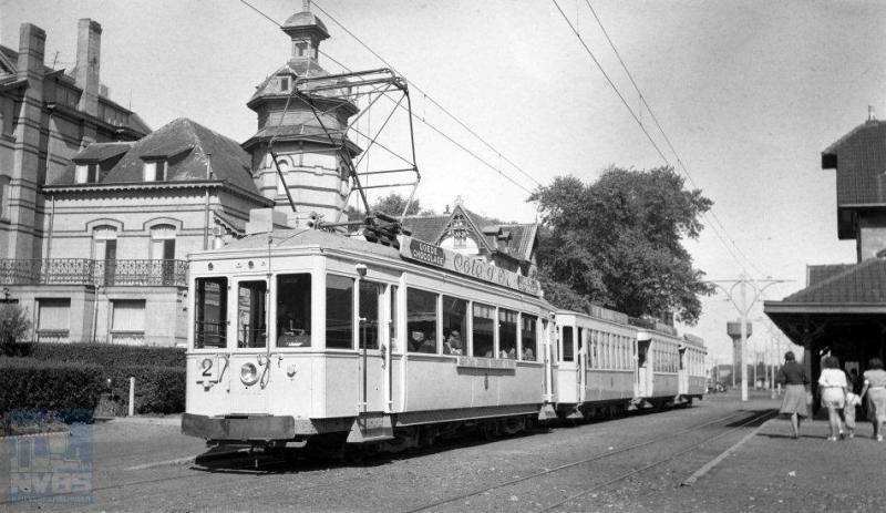 Ook het buitenland kende trams met meer dan twee aanhangers. We hoeven daarvoor niet eens ver de grens over, naar de Belgische kusttram van de NMVB. Bij het tramstation van De Haan tussen Knokke en Oostende staat een lange tram van lijn 2, bestaande uit motorwagen 9942 met een tweeasser van het type Allongé (verlengd) plus nog twee vierassige bijwagens uit de serie 11564-11593. H.J.H.M. van Haare Heijmeijer fotografeerde dit tramstel op 10 augustus 1947. (NVBS-fotonummer 332.074)