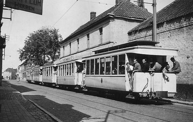 Ook op de kustlijn treffen we in Westkapelle deze tram aan, waarvan alleen het nummer van de achterste bijwagen bekend is: 11569. Zo'n open balkon is op een mooie zomerse dag toch ideaal; wat dat betreft is er met de modernisering van het tramverkeer ook veel moois verloren gegaan. J. Voerman fotografeerde het ensemble op 3 augustus 1947. (NVBS-fotonummer 347.060)