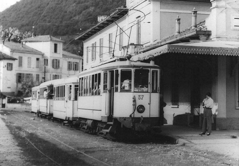 Ook nog een foto uit Italië. Bij het tramstation te Ponte Tresa in Noord-Italië, in de buurt van het Lago Maggiore, staat een tram gereed om naar Luino te vertrekken. Motorwagen 37 heeft nog een sleepbeugel. De foto is ook al tamelijk oud, namelijk genomen op 18 augustus 1952 door L.Albers toen de reeds lang geleden opgeheven lijn nog actief was. (NVBS-fotonummer 359.652)