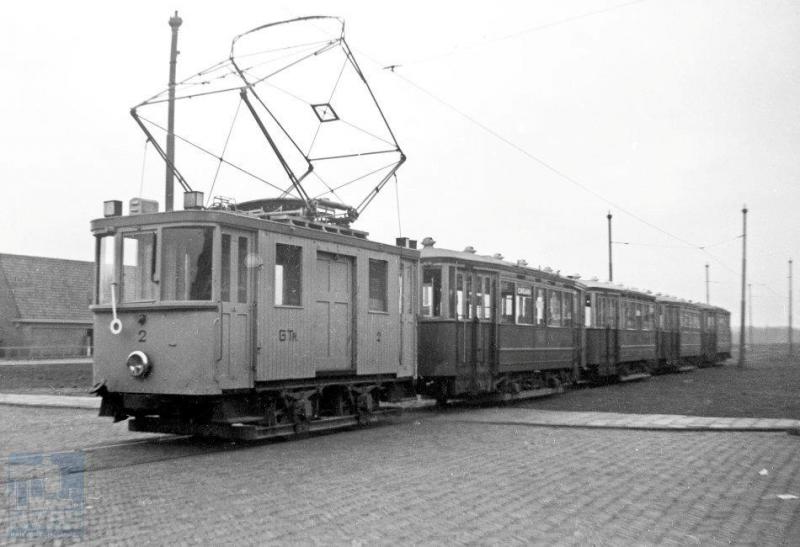 Een vooroorlogs plaatje uit Amsterdam, met rangeermotorwagen GTr 2 en vier aanhangwagens uit de series genummerd van 701 tot 880. Rangeermotorwagens brachten vanuit de remise aanhangrijtuigen naar de eindpunten van tramlijnen wanneer ze daar nodig waren voor het spitsvervoer. Op de foto van J.Voerman staat de GTr 2 op de Rivierenlaan en de datum is 26-12-1939, de voorlopig laatste Tweede Kerstdag in vredestijd. (NVBS-fotonummer 147.025)