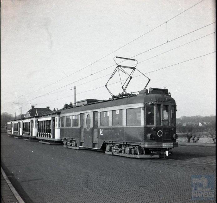 In omgekeerde volgorde, nu met wagen 556 voorop, brengt vervolgens NZH motorwagen A512 het viertal naar Haarlem. Op dit moment rijdt het stel in Heemstede bij de Glipperbrug. De heer Bonthuis heeft het hele gebeuren tot in detail op de foto gezet. Het vervolgtransport naar Haarlem vond op dezelfde dag plaats als dat naar Leiden: 28 februari. (NVBS-fotonummer 109.504)