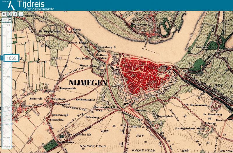 Dat Topotijdreis.nl bijzonder handig kan zijn voor de datering van aanleg en sloop van spoorlijnen zal duidelijk zijn. Voorzichtigheid is hier echter geboden. Niet elk jaar is er een nieuwe topografische kaart getekend, soms zitten er decennia tussen twee kaarten. Er kan dus alleen sprake zijn van een globale datering van lijnen. We nemen als voorbeeld de sporensituatie in Nijmegen. We geven steeds de eerste kaart waarop de genoemde verandering zichtbaar is. Nijmegen 1869 Nijmegen is nog een vestingstad, opgesloten binnen de stadsmuren. Vanuit Kleef is er al een spoorlijn aangelegd (in 1865) naar een station (kopstation) dat buiten de stadspoorten gevestigd is. Het eerste station van Nijmegen ligt op de plaats waar tegenwoordig Concertzaal De Vereeniging ligt, dus aan het (huidige) Keizer Karelplein. Mooi te zien is dat er al een goederenlijntje doorloopt naar wat toen de Nieuwe Haven heette.