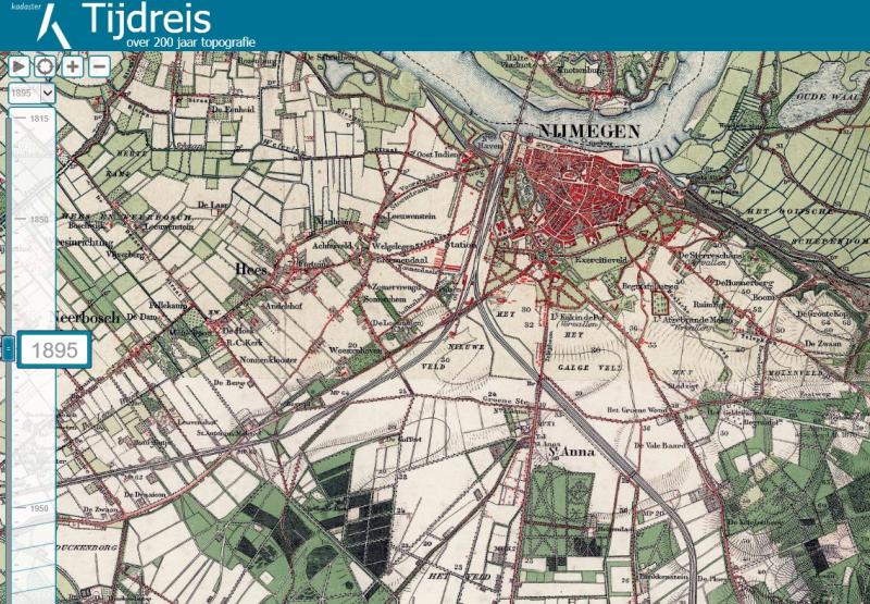 Nijmegen 1895 De stadsmuren zijn voor een deel geslecht. Het station is verplaatst naar het westen van de stad, om de aanleg van de Waalbrug (1879) mogelijk te maken. De spoorlijn uit Kleef, nu gecombineerd met de Maaslijn (1883), is eveneens vanaf de (latere) Dï¿&frac12Almarasweg naar het westen verlegd en komt in het station samen met de lijn uit Den Bosch (1881) . Het goederenlijntje naar de Nieuwe Haven ligt er nog steeds.