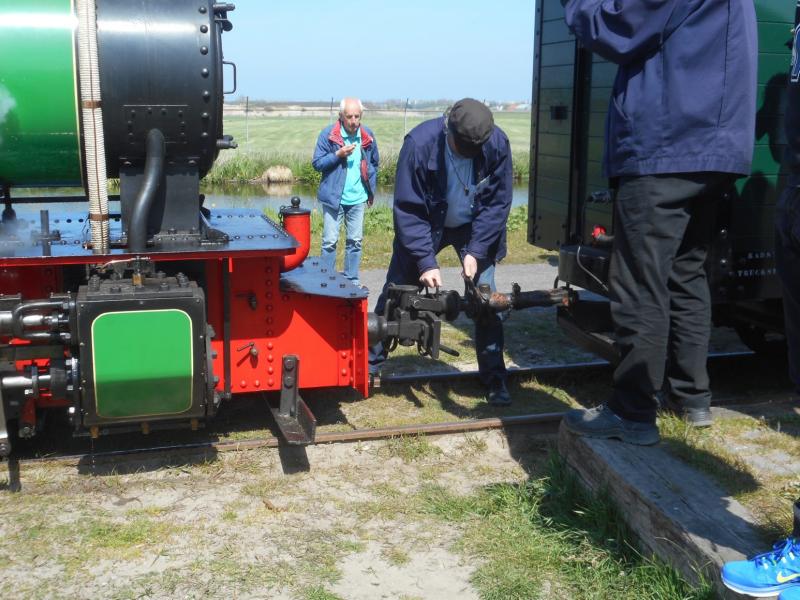 De loc wordt weer aan de trein vastgemaakt. Anders dan bij de ′grote′ spoorwegen hoeven bij het smalspoor de locjes niet gekeerd te worden.