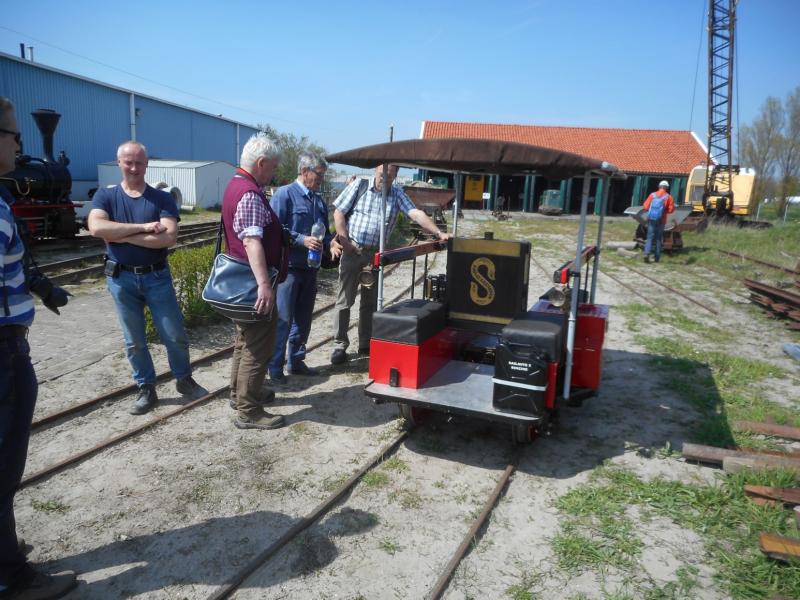 Terug bij het station kan men het talrijke materieel bekijken.