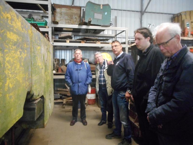 In de remise staat nog een grote hoeveelheid materieel op herstel te wachten; een medewerker van het museum geeft uitleg; als hij over alles zou moeten vertellen kunnen we beter blijven overnachten.