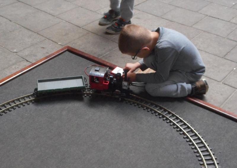 In het binnenmuseum is een expositie over smalspoor te zien, maar ook kunnen kinderen er hun eigen trein laten rijden.