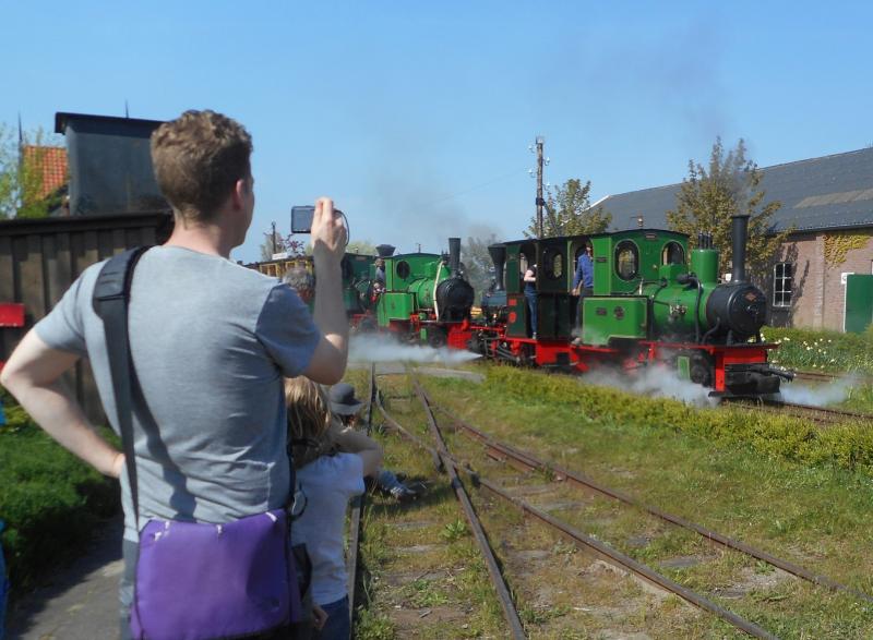 Als besluit van de dag worden alle vier de stoom­locomo­tieven die die dag in actie zijn geweest, aan elkaar gekoppeld om onder veel gefluit de laatste rit te maken.