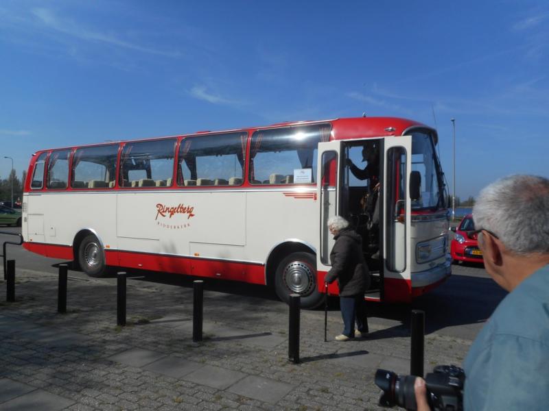 Veel deelnemers werden van Leiden naar het feest gebracht met bussen van de S.V.A. (Stichting Veteraan-Autobussen).