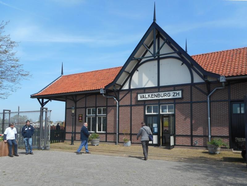 De toegang is bij het station ′Valkenburg′; dit is een kopie van het tramstation in Gorssel aan de tramlijn van Zutphen naar Deventer. Hier werden de deelnemers welkom geheten en kregen ze een kopje koffie.