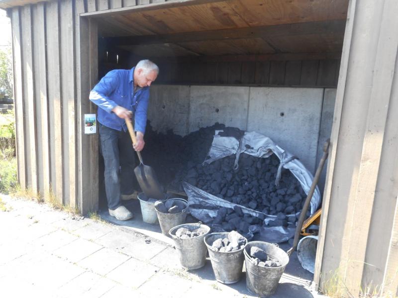 Voor de locomotief voor de trein wordt geplaatst, wordt deze voorzien van een nieuwe voorraad steenkool.