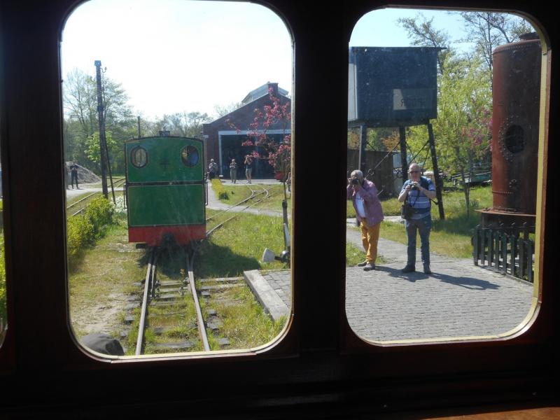 Het is zover; de loc nadert de trein. Rechts bij het watervat staan al enkele NVBS-ers met het fototoestel in de aanslag.