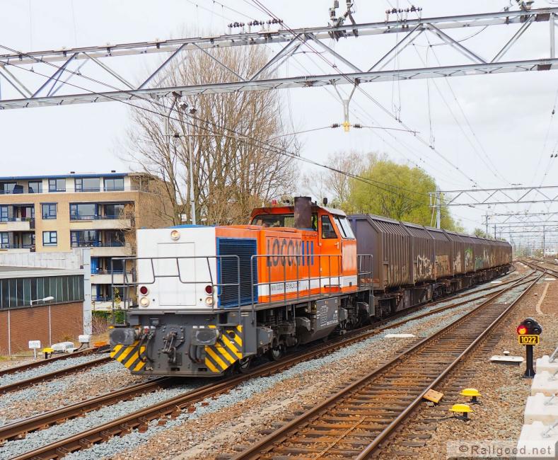 De lege afvaltrein komt uit de richting van Haarlem, passeert dan Noordwijkerhout, om in Leiden te keren. De afvaltrein, bestaande uit 12 lege containers, arriveert in Leiden, waar kopgemaakt wordt. Locon 1506. 29 april 2016.
