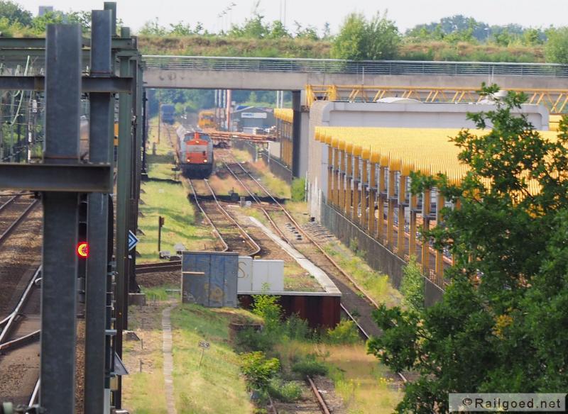 Bij de bovenbouwstapelplaats van Voestalpine Railpro bij Crailoo bevindt zich het afvalstation van de Gewestelijke Afvalstoffen Dienst Gooi- & Vechtstreek. De afvaltrein uit Noordwijkerhout maakt hier een tussenstop om de wagens van Crailoo op te pikken. De trein staat hier op het overgavespoor. Locon 203 160. 24 juni 2015