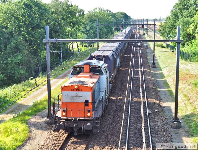 De afvaltrein verlaat Crailoo op weg naar Apeldoorn. Locon 203 160. 24 juni 2015. De wagensets van Noordwijkerhout en Crailoo worden op station Apeldoorn geparkeerd, waarna de loc enkele kilometers richting Dieren rijdt, naar het afvalstation van Apeldoorn
