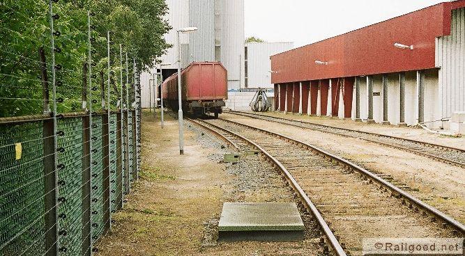 Het afvalstation van Apeldoorn. De wagens worden met een lier onder de storttrechter door getrokken. 4 augustus 2007.