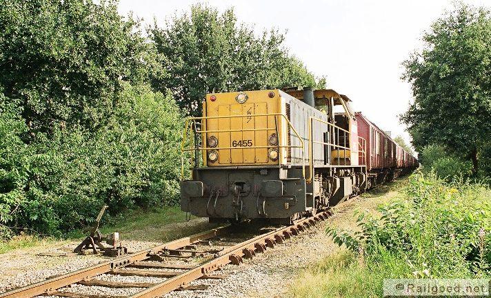 Tot augustus 2008 haalde NS/Railion de wagens zelf nog op bij de aansluiting, die bekend staat als ApdVam. Railion 6455. 4 augustus 2007