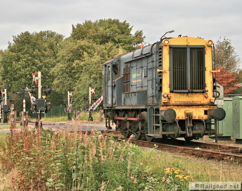 Locon zet in de herfst van 2012 een ‘bakkie' van RRF in, RRF 5 loopt als losse loc naar het afvalstation. 10 oktober 2012.