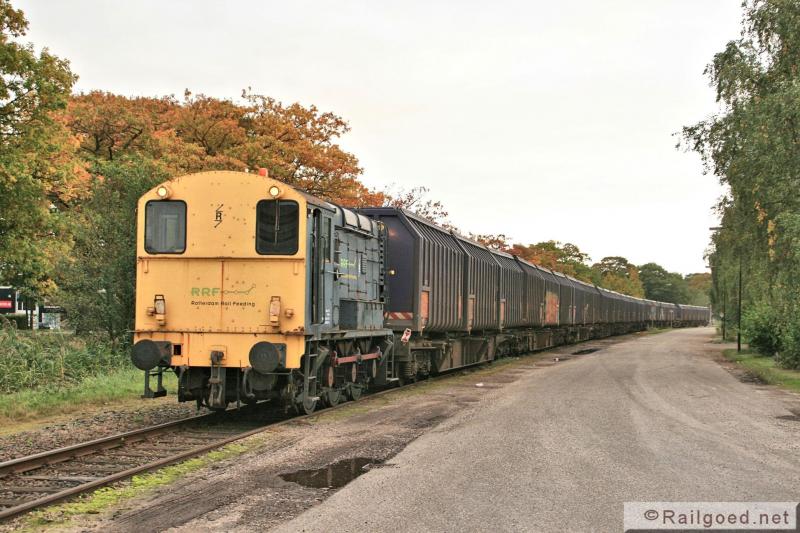 Een uurtje later trekt RRF 5 maar liefst 11 wagens met in totaal 33 afvalcontainers over Kanaal Zuid richting station Apeldoorn. 10 oktober 2012.