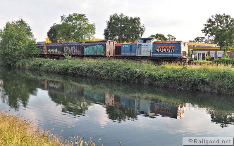 Drie jaar later, op ongeveer zelfde plek langs het Apeldoorns Kanaal, rijdt Locon nu met een eigen loc. Locon 203 160. 24 juni 2015.