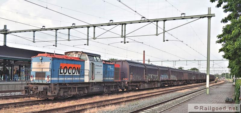 Op station Apeldoorn wordt de wagenset uit Apeldoorn gecombineerd met die uit Noordwijkerhout en Crailoo. Locon 203 160. 24 juni 2015.