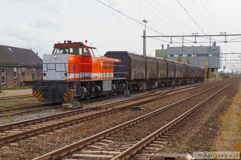 De trein rijdt vanaf Leiden richting Haarlem tot voorbij het wissel van de aansluiting Noordwijkerhout en zet dan terug, het raccordement van het Vuil Afvoer Bedrijf Duin- en Bollenstreek op. Lege wagens worden geplaatst, volle opgepikt. De trein wacht op vertrek vanaf Noordwijkerhout. Locon 1506. 29 april 2016.