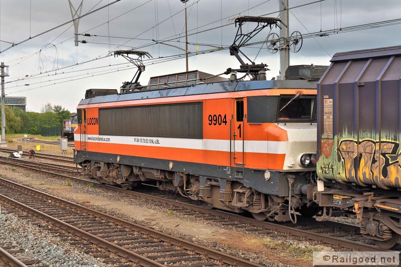 Vanaf Apeldoorn gaat het tegenwoordig bij Locon achter een elektrische loc tot bij Wijster. Locon 9904, 20 mei 2015.
