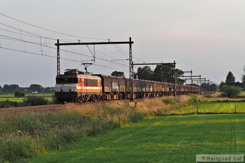 De hele afvaltrein, 14 wagens met in totaal 42 containers, nabij Teuge. Locon 9905 (ex NS 1636). 24 juni 2015.
