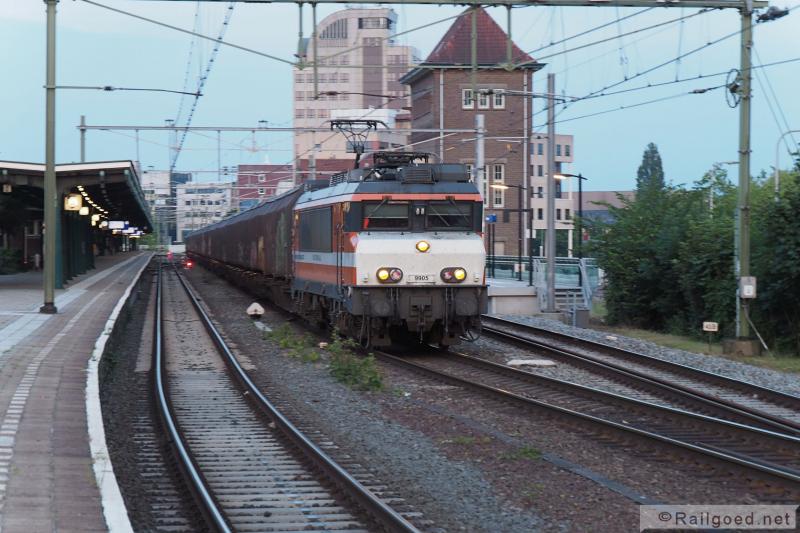 In Deventer wordt kop gemaakt. Hierna gaat het verder via Olst naar Zwolle, waar de loc opnieuw omloopt. Locon 9905. 24 juni 2015.