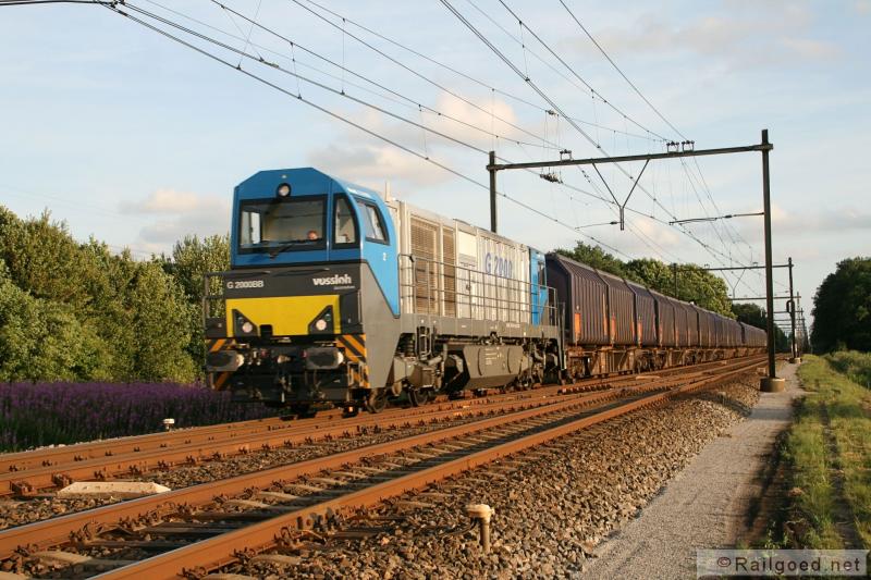 Tenslotte arriveert de afvaltrein bij het afvalverwerkingsbedrijf in Wijster, voorheen de VAM. Tegenwoordig rijdt de trein het laatste stuk in het donker. In 2011 nadert een de trein het afvalraccordement nog bij een laagstaande zon. HTRS 1042. 29 juni 2011.