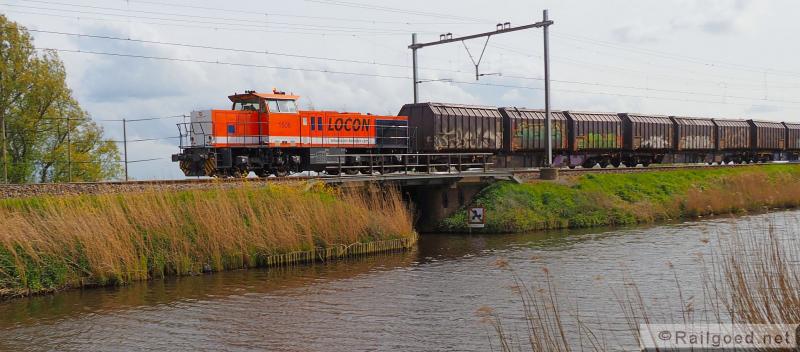 Even buiten Noordwijkerhout, langs de Leidsche Vaart rolt de afvaltrein richting Haarlem en Amsterdam. Locon 1506. 29 april 2016.