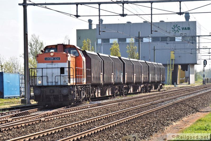 Locon zet verschillende diesellocs in op deze verbinding. De afvaltrein is juist bezig het hoofdspoor op te rijden. Locon 220. 7 mei 2015.