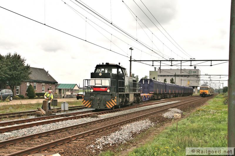 Het wissel is ontgrendeld en omgezet: de trein rijdt het hoofdspoor op. ACTS 7110. 25 augustus 2010.