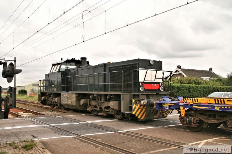 Stapvoets rolt de trein over een drukke overweg. De machinist moet eerst de wissels omleggen en weer vergrendelen en naar de loc wandelen voor hij verder kan. ACTS 7110. 25 augustus 2010. We laten Noordwijkerhout achter ons.
