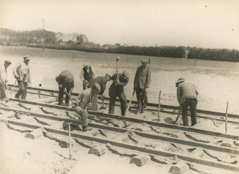 De Gemeente Deventer liet een industriespoor aanleggen om de haven en industrie een verbinding te geven met het landelijk spoornet. De NS (eerst Staatsspoor) deed de exploitatie. Op 24 februari 1925 werd de lijn geopend en bleef tot 9 mei 2003 in bedrijf. (foto Stadsarchief Deventer)