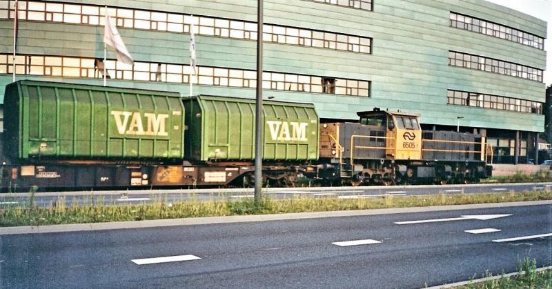 Loc 6505 op de Mr. H.F. de Boerlaan ter hoogte van de Sociale Verzekeringsbank. 23 augustus 2002. (foto Arno Dijkhof).