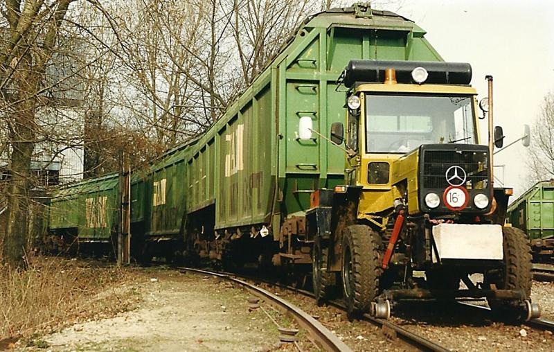 Het VAM raccordement (3 maart 1992) met de trekker om de wagons op het emplacement te kunnen rangeren. (foto Arno Dijkhof)