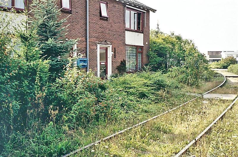 Het industriespoor liep overal ook vlak langs woningen, hier de situatie aan de Kamperstraat op 27 augustus 2000. (foto Arno Dijkhof).