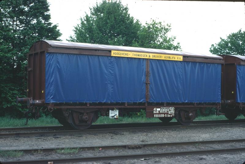 De wagon (er waren er 13) die speciaal voor het vervoer van blikrollen was ontworpen voor het bliktransport van de Hoogovens in Beverwijk naar blikfabriek Thomassen & Drijver. Deventer Goederen, 15 mei 1980. (foto Roef Ankersmit)