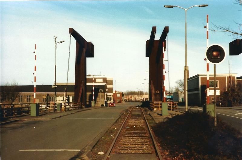 De Hanzebrug op 25-11-1989. Het industriespoor kon via de brug de raccordementen van Thomassen & Drijver en de Nefit bereiken. (foto Arno Dijkhof)