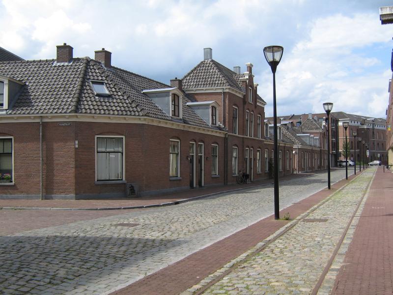 Bij de stadsvernieuwing van de Raambuurt werd de Bergpoortstraat prachtig gerestaureerd en de spooraansluiting in het wegdek teruggelegd. (foto Arno Dijkhof)
