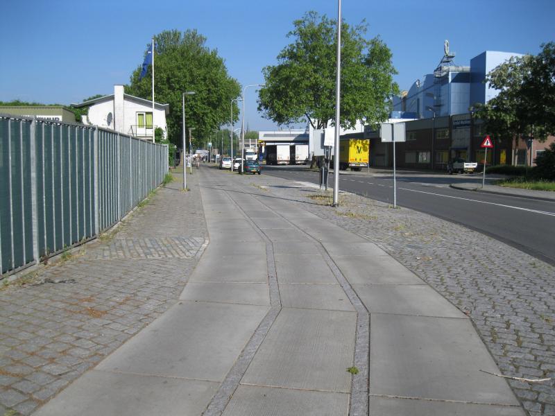 Als herinnering aan het industriespoor kreeg het nieuwe fietspad in de Industrieweg de vorm van het spoor.(foto Arno Dijkhof)
