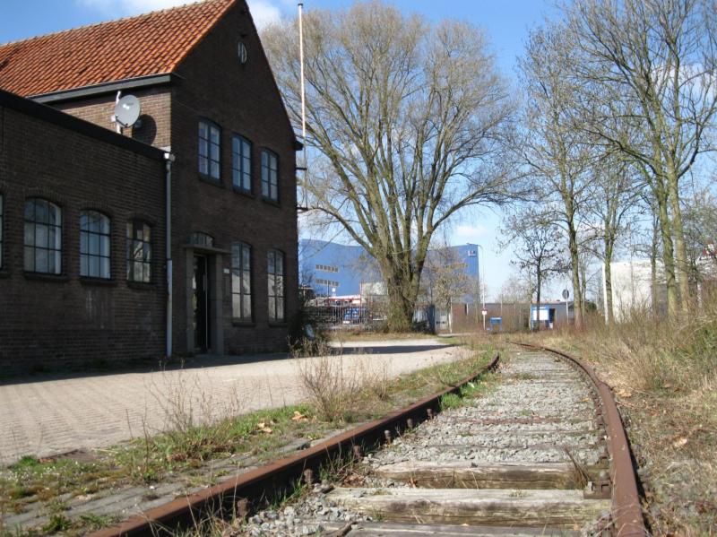 Het stukje overgebleven industriespoor op de hoek van de Hanzeweg/Industrieweg wordt spoormonument. Inmiddels is er een stootblok en er komt ook een loc. De SIED werkt nauw samen met onder meer de gemeente en VolkerRail om dit te realiseren in 2017. Ook de oude transportfabriek links blijft bestaan.(foto Arno Dijkhof)