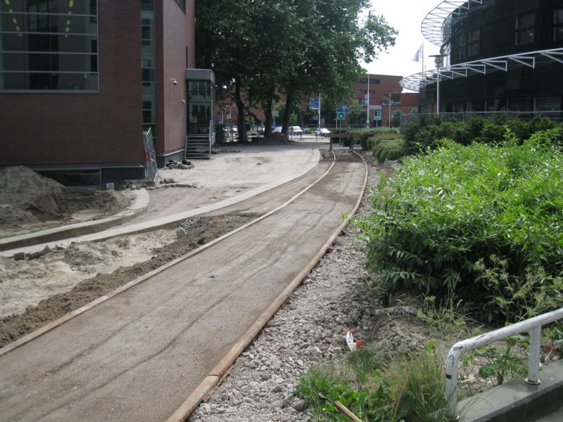 Bij de Berkelweg ten hoogte van Hogeschool Saxion ligt nog een stuk spoor op de oude spoorhelling naar Deventer Goederen. Ook dit deel blijft behouden en wordt hersteld in de zomer van 2016. 10 juni 2016 (foto Arno Dijkhof).