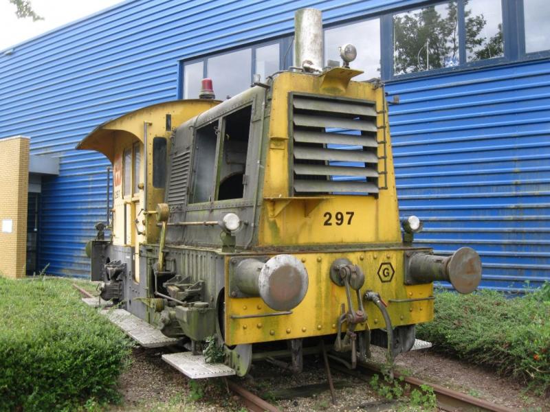 VolkerRail vestiging Deventer heeft de SIK 297 beschikbaar gesteld voor het geplande spoormonument. De SIED gaat de loc in het Havenkwartier opknappen en uiteindelijk komt hij dan op het spoormonument te staan (ca 2017/2018). (foto Arno Dijkhof)